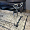 Design-Couchtisch mit Acrylbeinen und Glaskugel-Details, modernes Stilmöbel als Ausstellungsstück