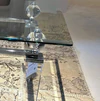 Design-Couchtisch mit Acrylbeinen und Glaskugel-Details, modernes Stilmöbel als Ausstellungsstück
