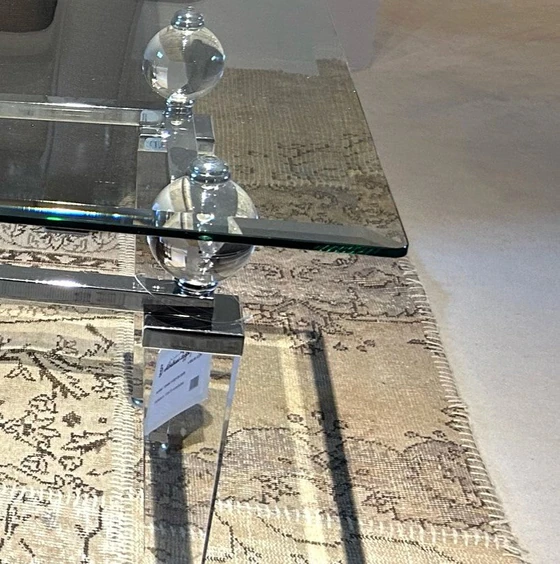 Design-Couchtisch mit Acrylbeinen und Glaskugel-Details, modernes Stilmöbel als Ausstellungsstück
