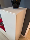 Detailansicht der glänzenden Glasfront und des innovativen Air-Systems der LAGO 36e8 Air Wohnwand