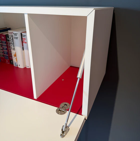 Feine Gehrungsverbindung im Korpus der LAGO 36e8 Air Wohnwand – handwerkliche Perfektion und minimalistisches italienisches Design