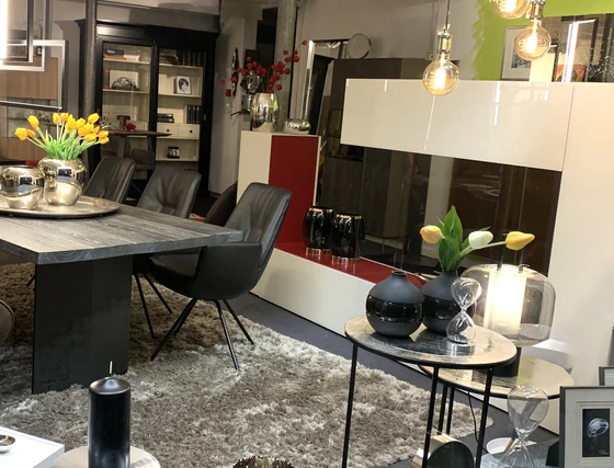 Rückansicht der LAGO 36e8 Air Wohnwand – gestaltete Rückwand, ideal für den Einsatz als freistehender Raumteiler im Wohnbereich.