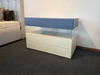 Lago AIR Kommode in Lack Weiß und Blau mit Glasfüßen – freistehendes Designmöbel als Ausstellungsstück