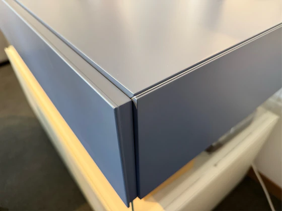 Nahaufnahme der oberen Schublade der Lago AIR Kommode – elegante Front in Blau und präzise Gehrungsverarbeitung