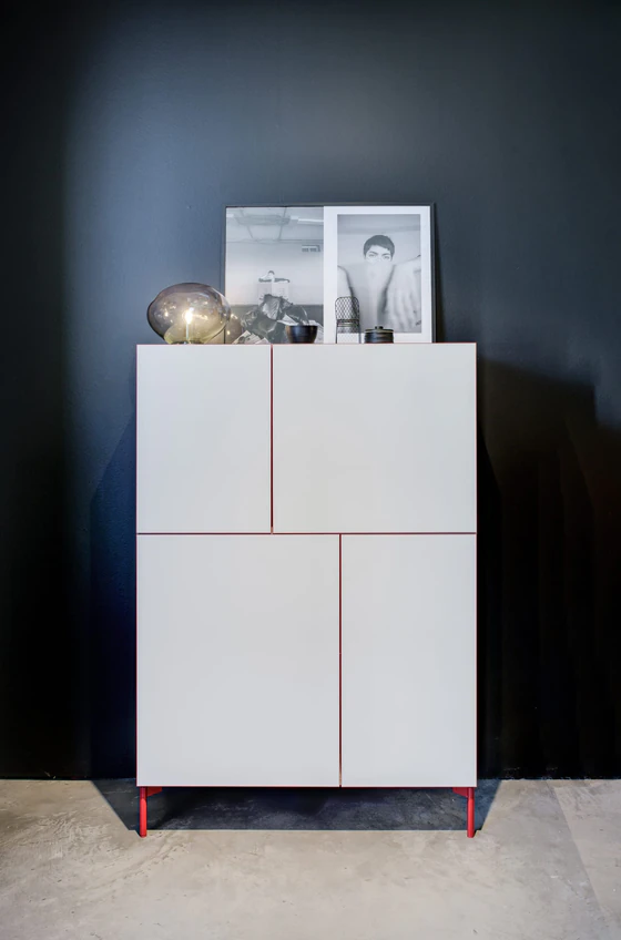 Modernes Highboard Case von Kettnaker im Wohnzimmer, individuelles Designmöbel mit 4 Türen