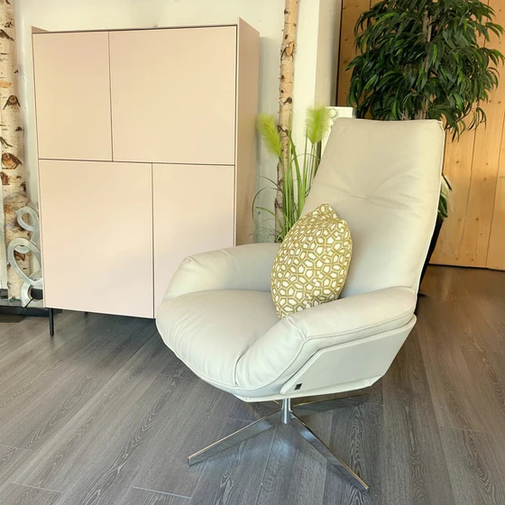 Bielelfeder Weerkstätten Sessel Daron mit Kettnaker Highboard Case im Showroom Möbel Zeppenfeld Olpe