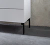 Detailaufnahme eines runden Eckfußes vom Kettnaker Highboard Case, modernes Möbeldesign