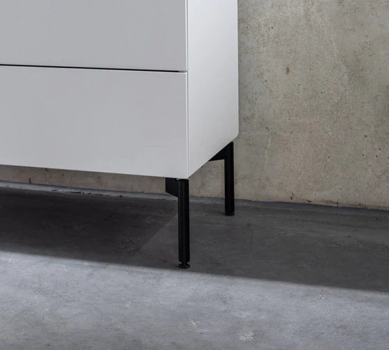 Detailaufnahme eines runden Eckfußes vom Kettnaker Highboard Case, modernes Möbeldesign