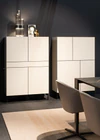 Kettnaker Highboard Case mit vier Türen in Weiß, modernes Designmöbel mit schwarzen Füßen