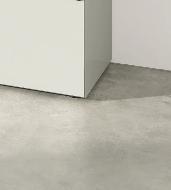Detailaufnahme eines runden Fußes vom Kettnaker Highboard Case, modernes Möbeldesign
