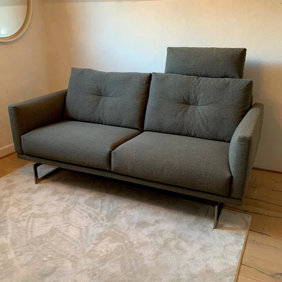 Sofa MELLOW Ausstellungsstück in Ocean Steingrau – bei Designmoebelkaufen.de