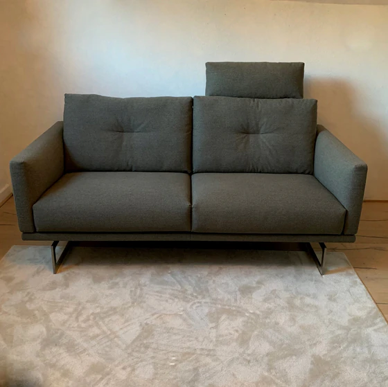 Designsofa MELLOW mit Flachstahl-Kufenfuß gebürstet – modernes Ausstellungsstück zum Sonderpreis
