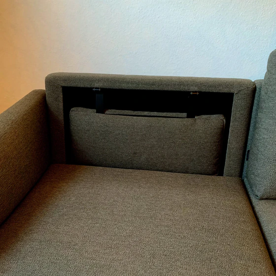 Rückenverstellung und klappbare Nackenstützen – Sofa MELLOW Ausstellung bei Möbel Zeppenfeld