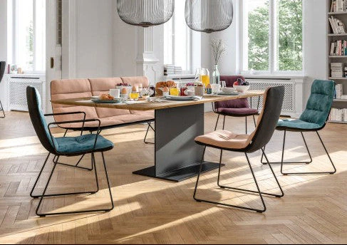 Asco T-Table im modernen Essbereich – Eiche weiß geölt, Zentralfuß in Stahl, 240×100 cm