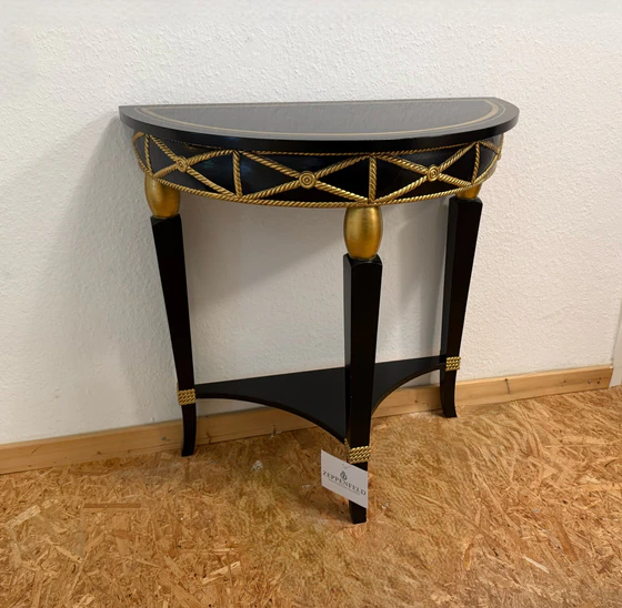 Gesamtansicht der Bagus Luxus-Konsole 0483 in Schwarz und Gold, Ausstellungsstück mit Querstrebe und halbrunder Form