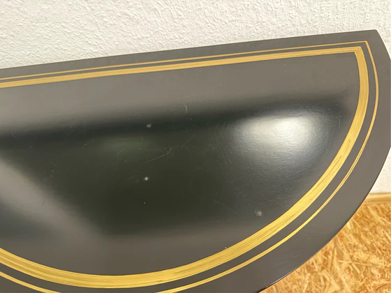 Obere Ansicht der Konsole 0483, goldverzierte Platte in Halbrundform mit feinem Zierrand, leichte Gebrauchsspuren