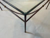 Couchtisch Bielefelder Werkstätten Arc T90, Metallgestell LOA Gold Antin mit Messingdetails und Klarglasplatte, Ausstellungsstück im Landhausstil Detail