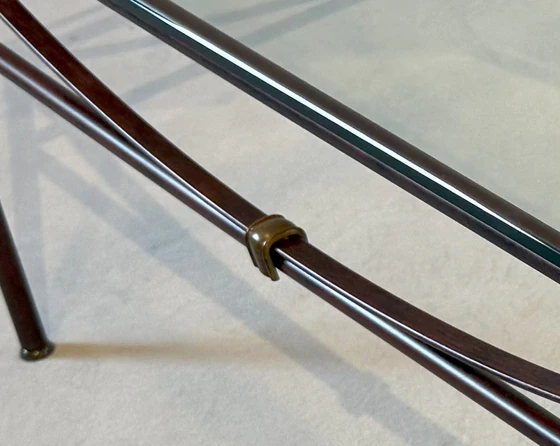 Couchtisch Bielefelder Werkstätten Arc T90, Metallgestell LOA Gold Antin mit Messingdetails und Klarglasplatte, Ausstellungsstück im Landhausstil Detail Messing