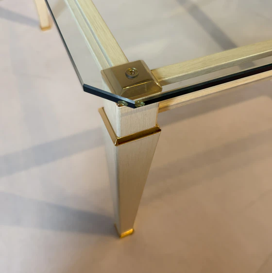 Couchtisch Bielefelder Werkstätten T90, cremeweiß marmoriert mit Messingdetails und Kristallglasplatte, Ausstellungsstück im Landhausstil Detail Fuß