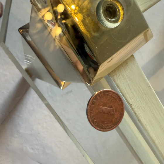 Couchtisch Bielefelder Werkstätten T90, cremeweiß marmoriert mit Messingdetails und Kristallglasplatte, Ausstellungsstück im Landhausstil Größe Beschädigung Platte