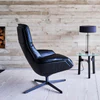 Komplettansicht: Sessel Daron mit Hocker im Wohnzimmer mit Holzboden Loungesessel in Leder und in Leder Stoff Kombination