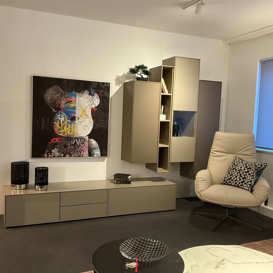 Sudbrock GAME Wohnwand mit Hängeelementen, Regal und Vitrine in Siena/Terra und Eiche Sahara