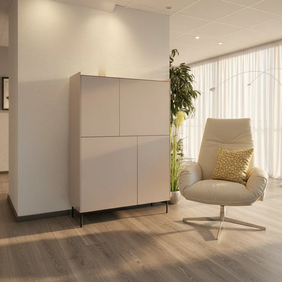 Design Highboard Case von Kettnaker, stilvolles Möbel mit vier Türen und klaren Linien in Wohnumgebung mit dem Relaxsessel Daron von den Bielefelder Werkstätten