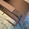Freischwinger Stuhl schwarz Metallgestell Leder braun Armlehn Detail