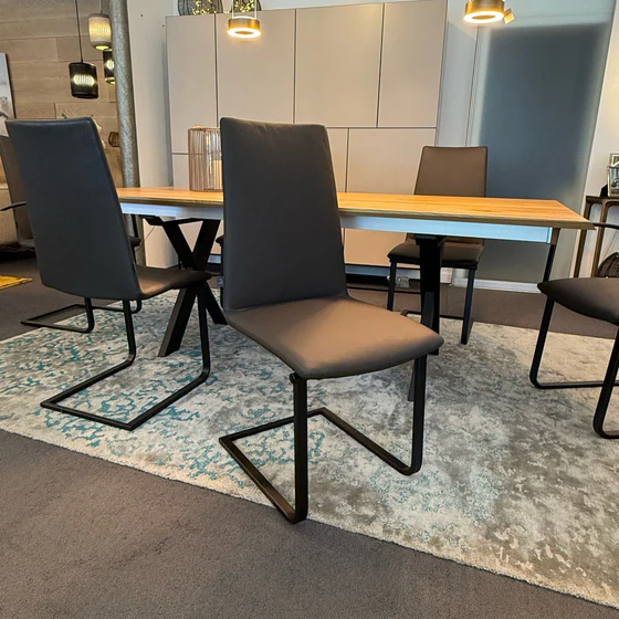 Bacher KAMA Freischwinger Stuhl Leder Detail dunkelbraun