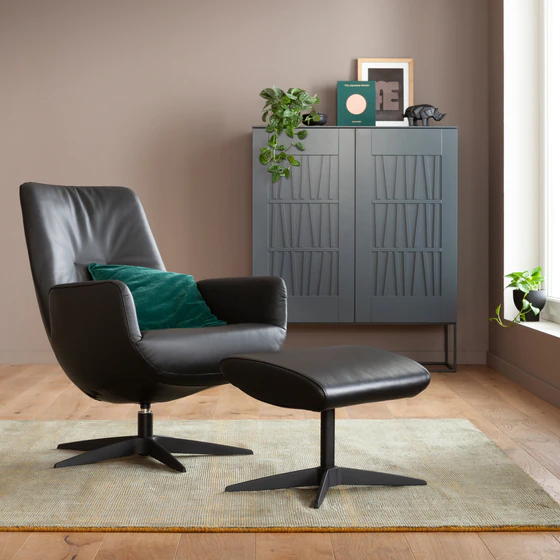 AERA Gavi Sessel mit optionalem Hocker in schwarzem Leder