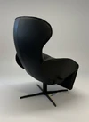 Rückansicht des JORI Relaxsessels Daydreamer JR-7450 – elegantes Design mit schwarzem Lederbezug und ergonomischer Formgebung.