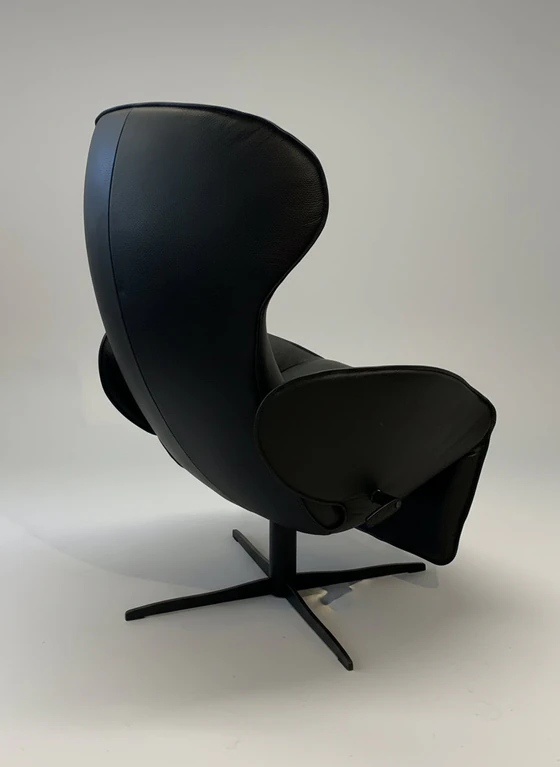 Rückansicht des JORI Relaxsessels Daydreamer JR-7450 – elegantes Design mit schwarzem Lederbezug und ergonomischer Formgebung.