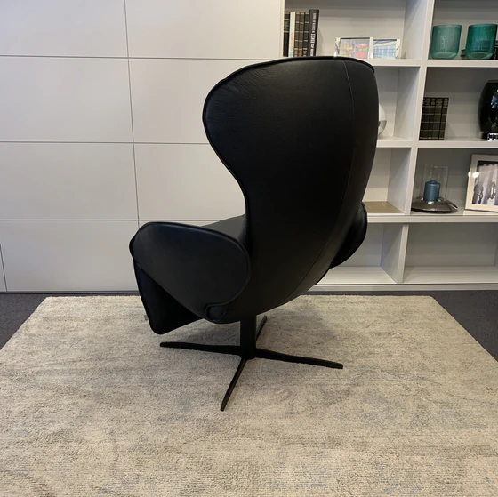 Rückansicht des JORI Relaxsessels Daydreamer JR-7450 – elegantes Design mit schwarzem Lederbezug und ergonomischer Formgebung.