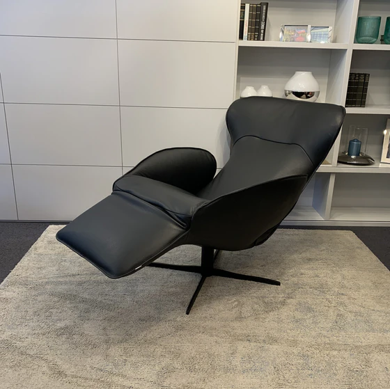Seitenansicht des JORI Daydreamer JR-7450 in Liegeposition – eleganter Relaxsessel mit geschwungenen Linien und schwarzem Lederbezug