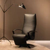 Schwarzer JORI Relaxsessel JR-3760 Brainbuilder Multimove Maxi in elegantem Nappaleder Cavila Black mit schwarzem Aluminiumfuß, ausgestellt in moderner Wohnumgebung mit Stehleuchte – Neuware bei Möbel Zeppenfeld