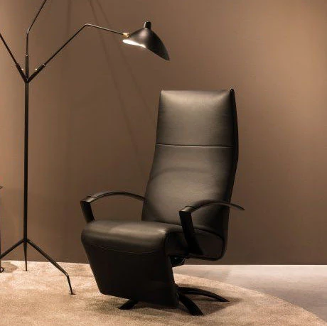 Schwarzer JORI Relaxsessel JR-3760 Brainbuilder Multimove Maxi in elegantem Nappaleder Cavila Black mit schwarzem Aluminiumfuß, ausgestellt in moderner Wohnumgebung mit Stehleuchte – Neuware bei Möbel Zeppenfeld