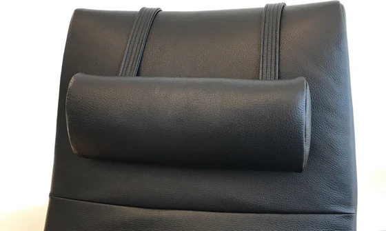 JORI Nackenkissen elliptisch 36 cm für Relaxsessel, Leder Cavila Black oder Celia Cherry, Gegengewicht schwarz/Alu/Edelstahl Front