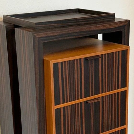Detailaufnahme der hochwertigen Schubladenverarbeitung der Annibale Colombo Kommode.