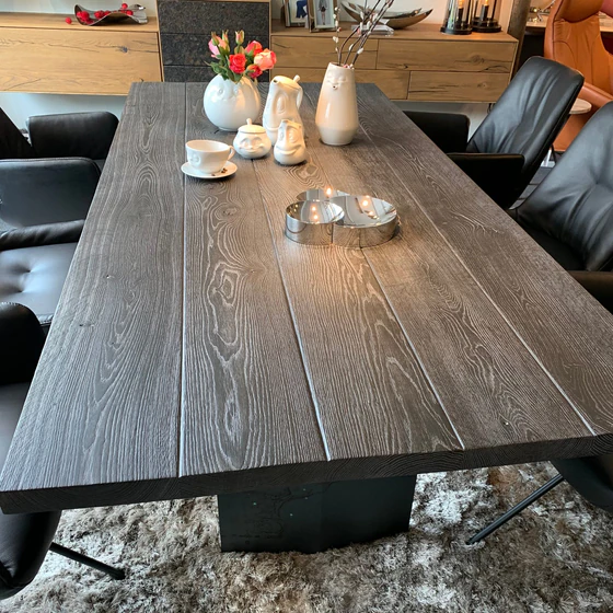 Massivholztisch Mammut aus Asteiche mit markanter Holzstruktur und geköhlter Oberfläche.