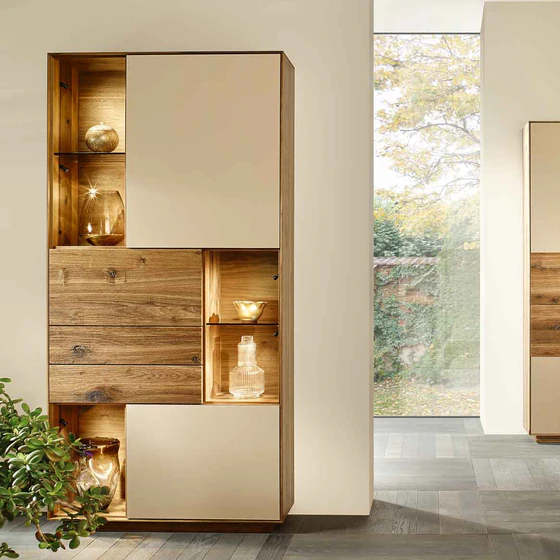 Puro Style SY772 in Astnuss – 2 MDF-Türen lackiert, 1 Holztür & 2 Schubladen mit Zopfbürstung, 3 offene Nischen im Wohnambiente
