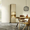 Anrei Puro Style SY771 – Vitrine in Asteichemit Glastür und schwarzem Metallrahmen, 50×198,6×35 cm, Ambiente