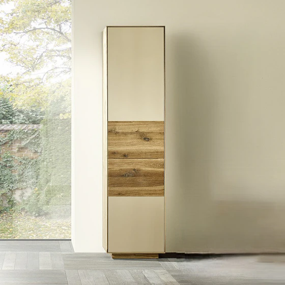 Frontdetail SY770 – oben/unten MDF lackiert, mittig Holz mit Zopfbürstung