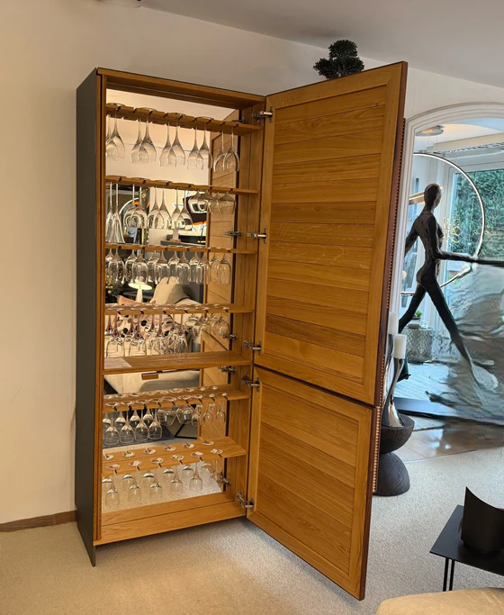 Scholtissek Geschirrschrank TRATUM – Lamellenfront in knorriger Eiche - Möbelhaus H. Zeppenfeld GmbH