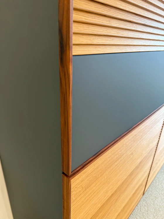Scholtissek Geschirrschrank TRATUM – Lamellenfront in knorriger Eiche - Möbelhaus H. Zeppenfeld GmbH