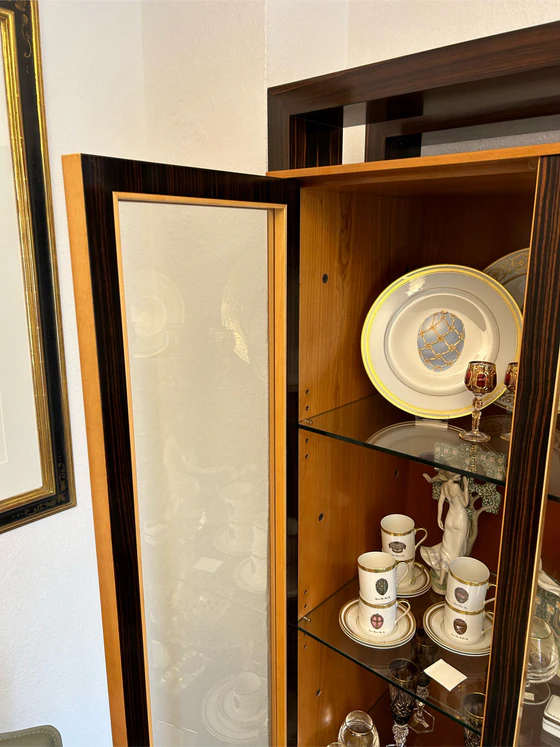 Detailansicht Luxuriöse Designvitrine von Annibale Colombo, Ebenholz/Kirschbaum, Ausstellungsstück