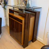 Seitenansicht der Annibale Colombo Design-Workstation – Ebenholz/Kirschbaum mit klassischer Linienführung