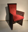 Kleiner Sessel 175 – Frontansicht, Loom-Geflecht dunkelbraun, Alcantara bordeaux