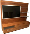 Moderne Wohnwand Amar aus Nussbaum von AERA Design – schräge Perspektive mit TV-Paneel und Regalstruktur.
