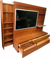 TV-Möbel Amar aus Nussbaum mit ausgezogenem Regal und geöffneten Schubladen – funktionale Details in der Übersicht.