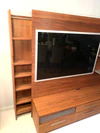 Detailansicht des TV-Paneels mit Rahmen im Modell Amar – hochwertige Verarbeitung in Nussbaum.